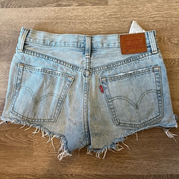 Levi 501 Jean shorts - Picture 2 of 4